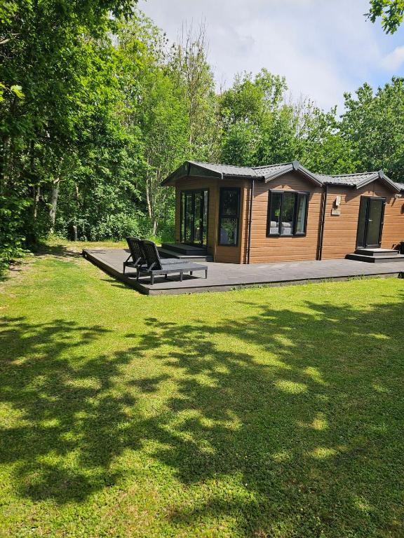 Cherry Tree Lodge with Hot Tub near Alton Towers, Croxden