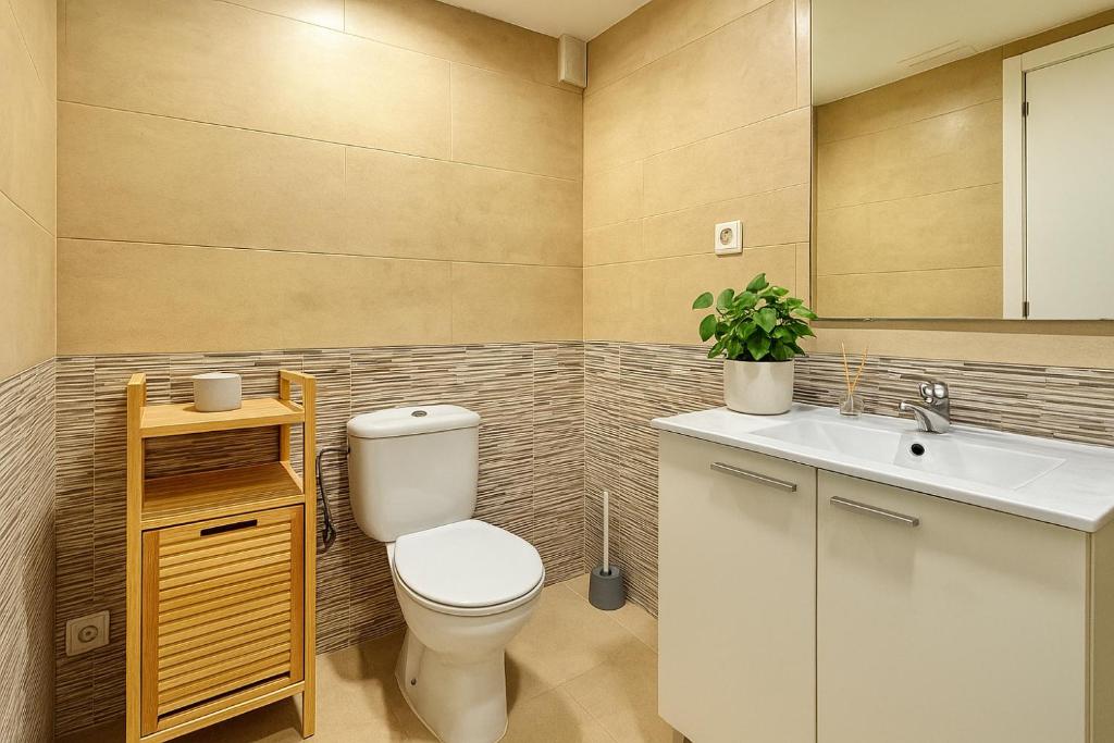 Cozy Flat with Wifi and Pool 5 min to beach - 4