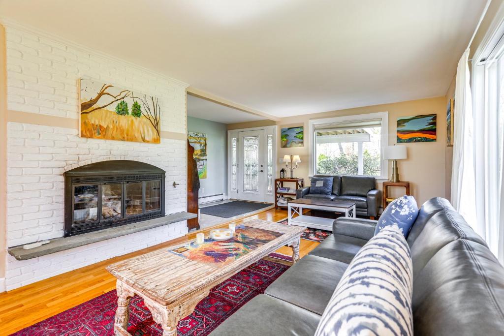 3 Mi to Cape Cod Bay Marshfield Home with Balcony!, Marshfield