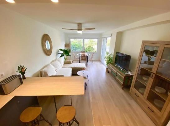 Apartamento en primer línea, con piscina y parking - 5