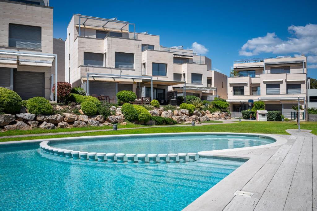 AT051 A pocos metros de la playa, equipamiento completo, piscina comunitaria, Torredembarra