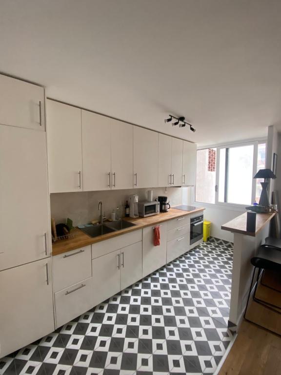 Spacious and Elegant 3 Bedrooms Apartment near Metro and Bois de Vincennes - 2
