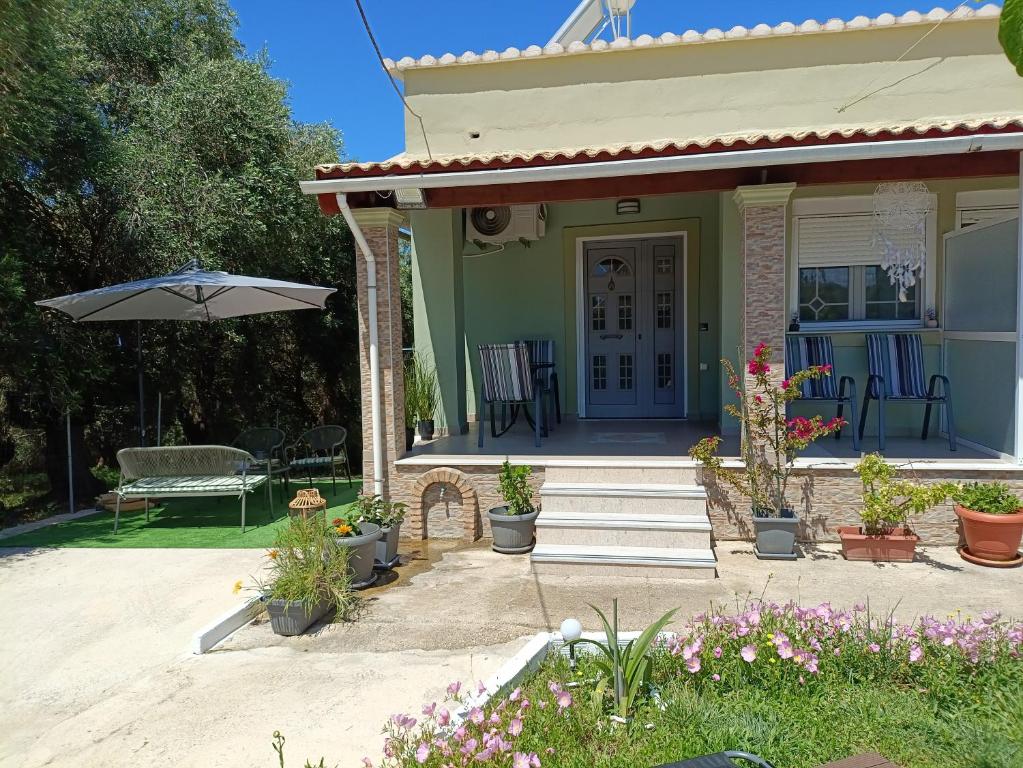 Marathi Apartment, Marathias