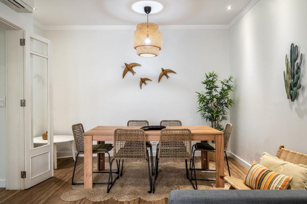Central T2 with AC and Patio Near Av da Liberdade, Lisbon