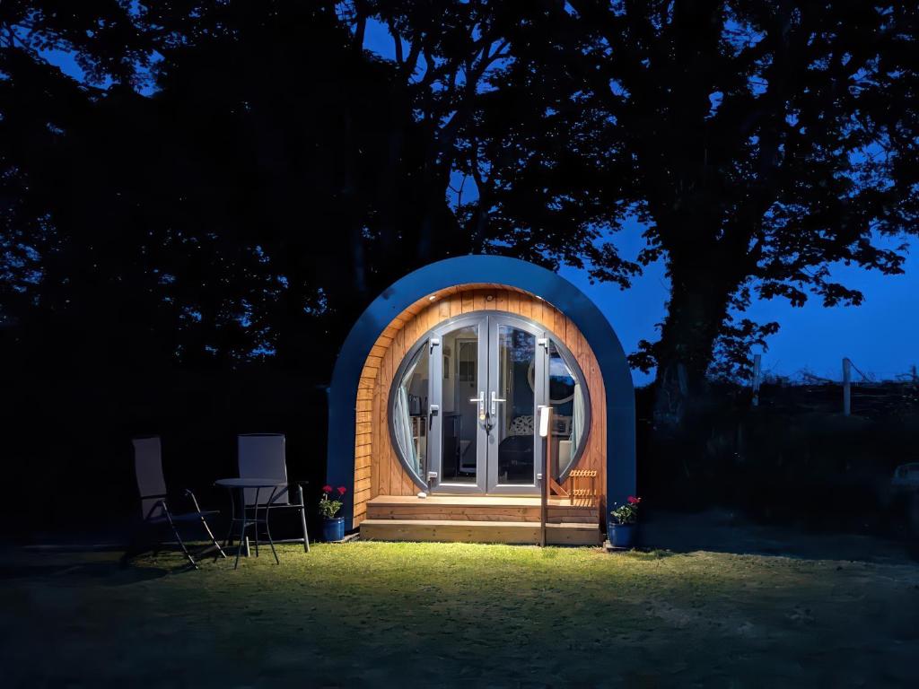 Florence Pod, Pembroke