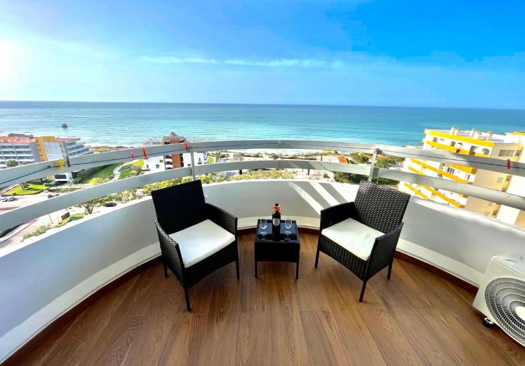 Top Ocean View Apartment - amazing sunset - modern style - pool & 200m to beach, Portimão