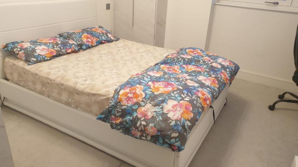 Luxury double bed room near Southall station, Southall