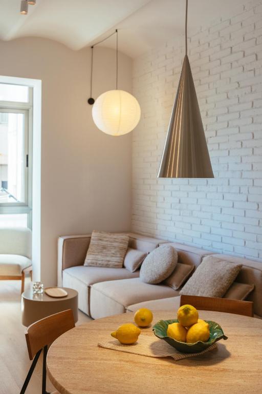 Newly Renovated Stylish Eixample - Great Location, Barcelona