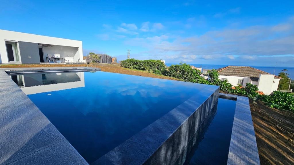 GuestReady - Seaview Villa with Private Pool, Bretanha