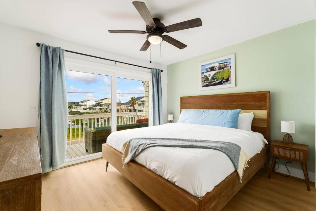 Newly Renovated! Sleeps 12 | one block to beach, Myrtle Beach