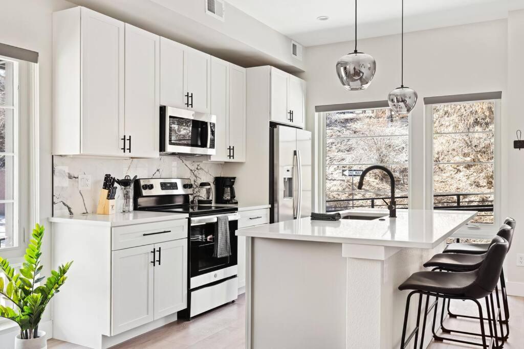 Golden Sanctuary Luxe Apt 1 Block From Main St, Golden