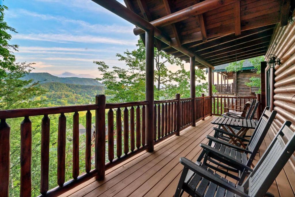 Great Views & Location- Family- Game Room- Hot Tub, Pigeon Forge