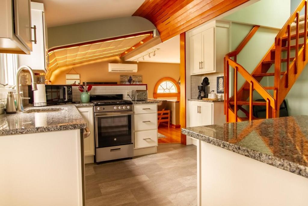 Bristol, RI The Ship of Dreams-Historical District, Bristol