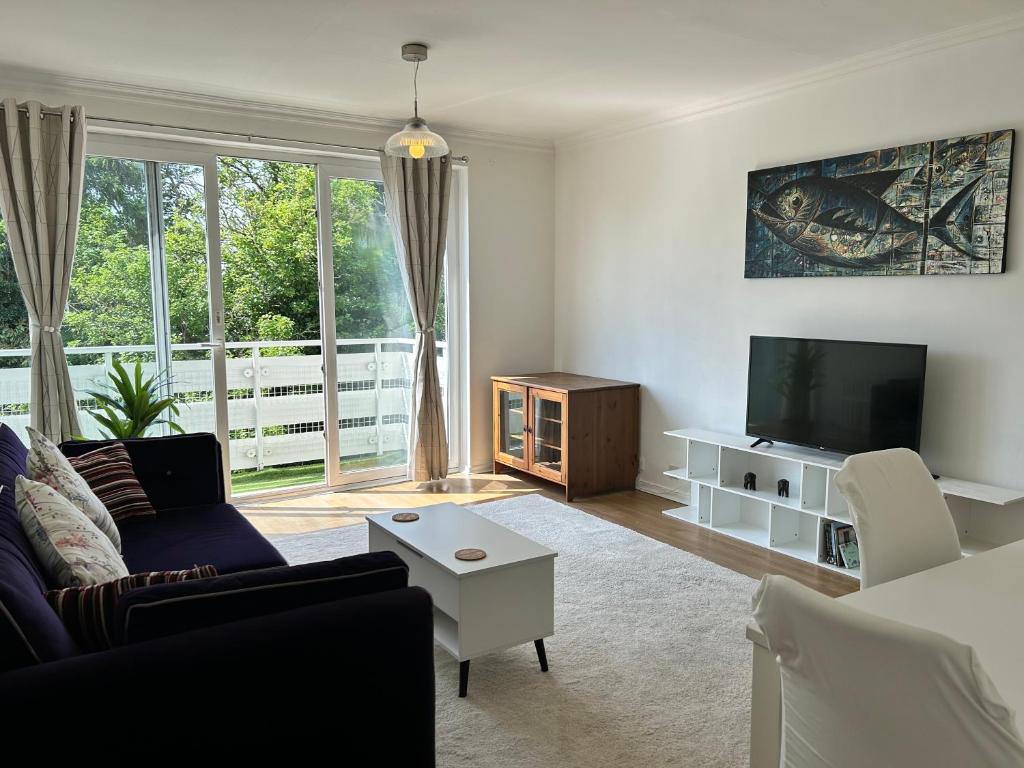 Spacious & peaceful 2Bed with balcony, close to town, Reading