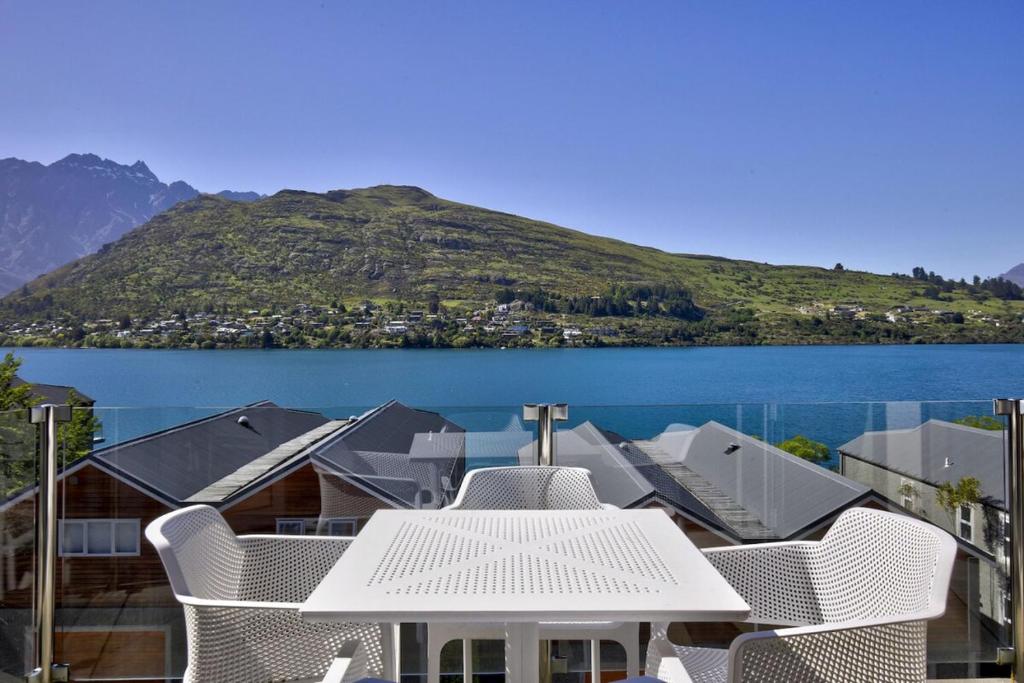 Alpine Village #23 - 2 bed with lake views, Queenstown