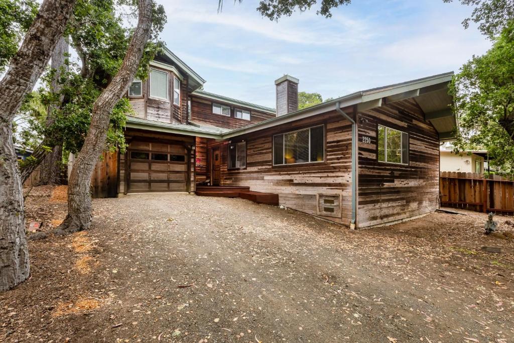 Hollie's Hideaway, Cambria