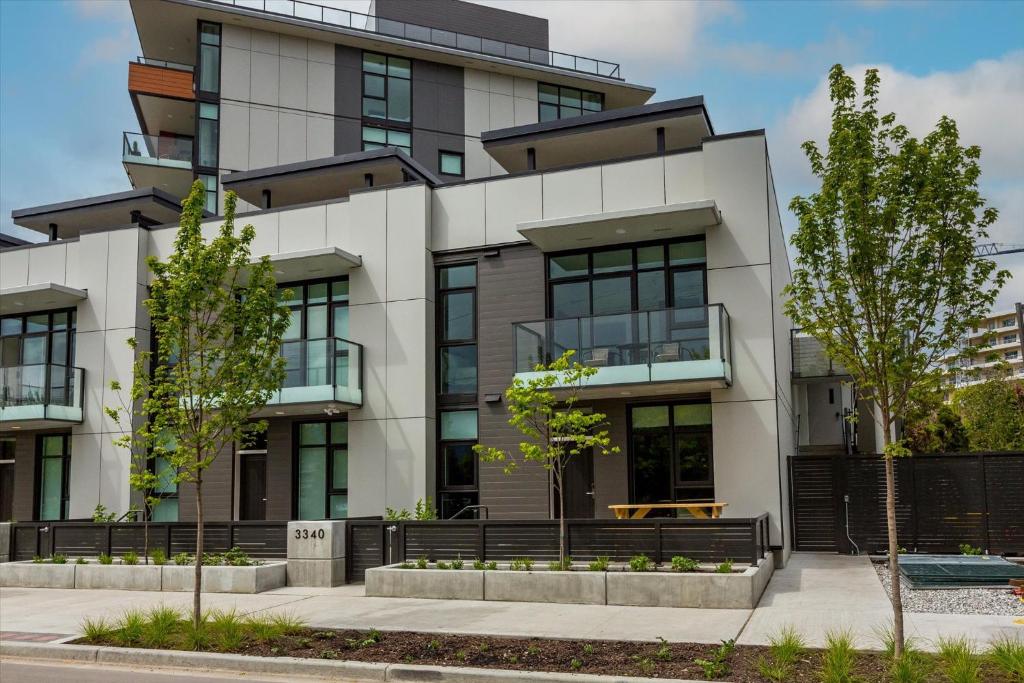 Gyrobeachescape, Kelowna