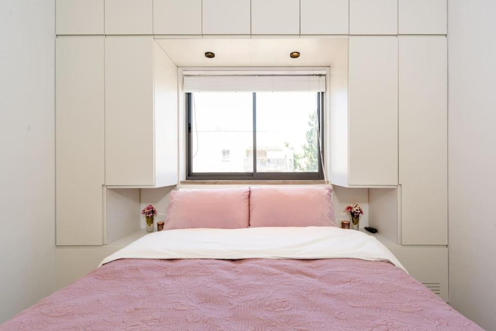 Stylish Apartment with Cozy Vibes by Sea N' Rent, Tel Aviv