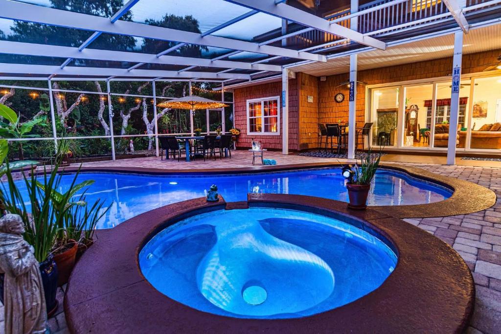 4-bdrm Pool House Paradise 1 block to beach with salt water pool and hot tub, St. Augustine