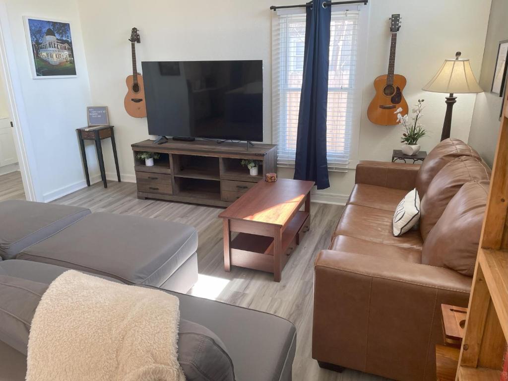 DT 323 Kessler Cottage, New Braunfels