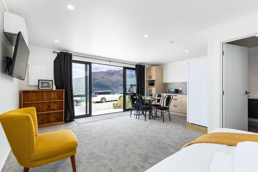 Newly Built Spacious Studio - Lake View, Queenstown