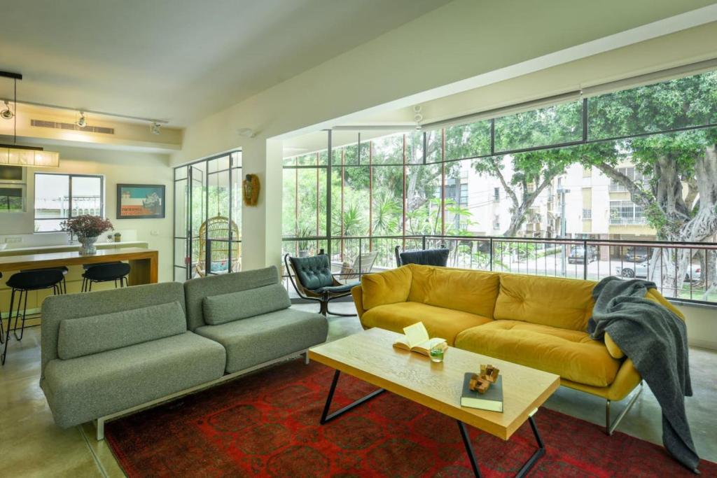 Spacious & Green 3BR Apt w Balcony in City Center with Shelter by Sea N' Rent, Tel Aviv