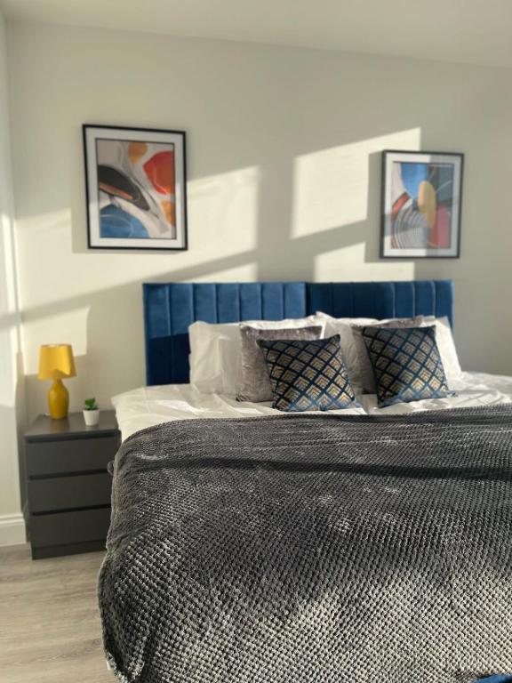 3 Bedroom Apartment - Flitwick - Contractor Friendly - Tourist Ready - Full Kitchen - WiFi - Smart TV - Sofa Bed - FREE Parking - Ideal for Short or Long Stays, Flitwick