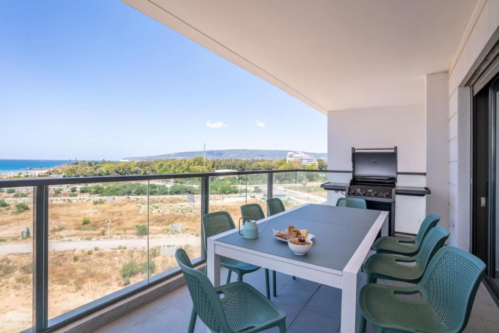 Stylish Seaside Escape with Balcony by Sea N' Rent, Naharija