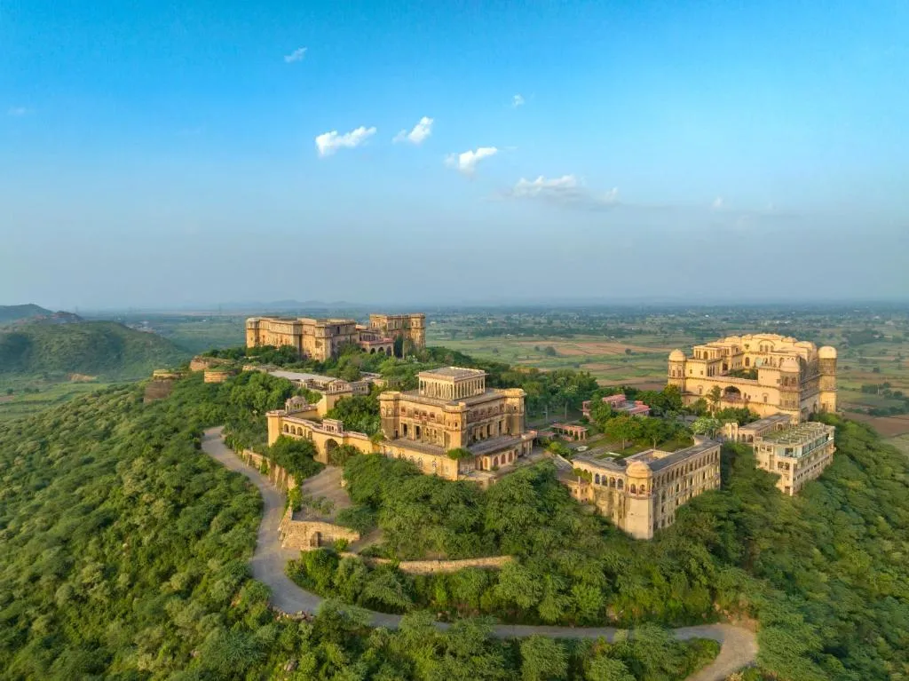 Neemrana's - Tijara Fort Palace，位于阿尔瓦尔的酒店