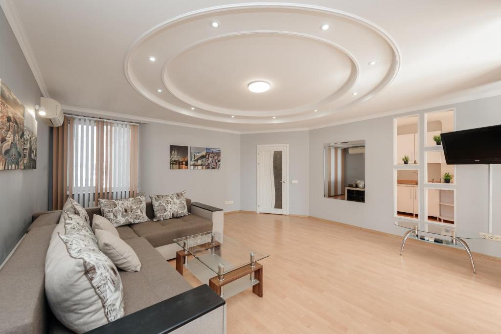 Lev Tolstoi & Mirent, Kišiněv