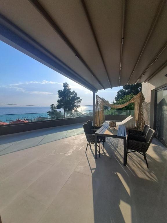 Horizon Suite, Nikiti