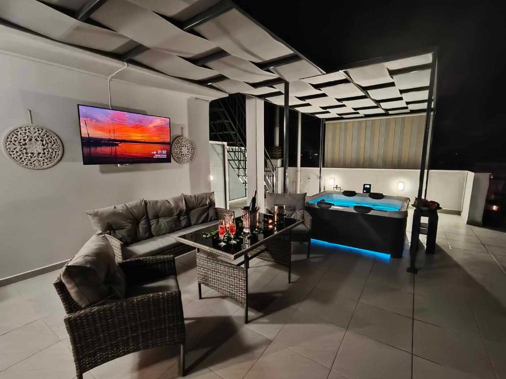 JACUZZI penthouse - King's view, Artemida