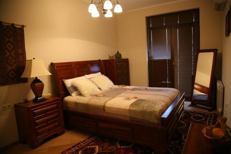 Near the Opera, Itʼkhvisi