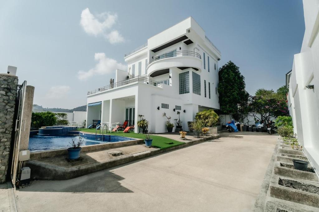 Skyfall Pool Villa in Rawai, Ban Saiyuan (1)