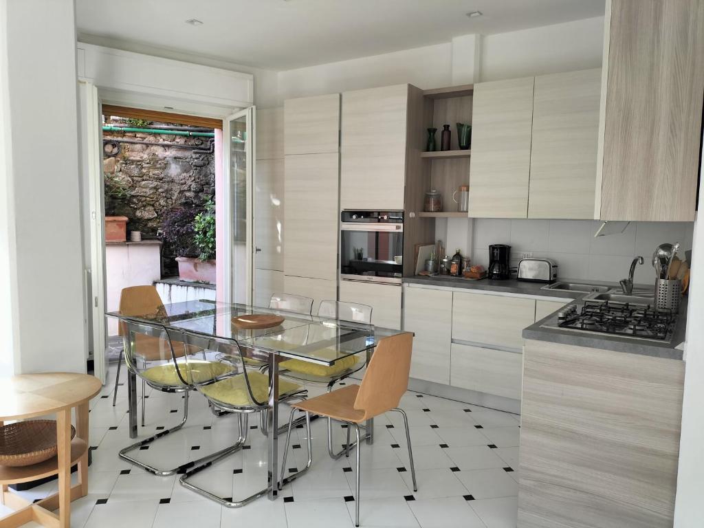 Serena's Beach Side Apt with Parking and AC, Monterosso al Mare