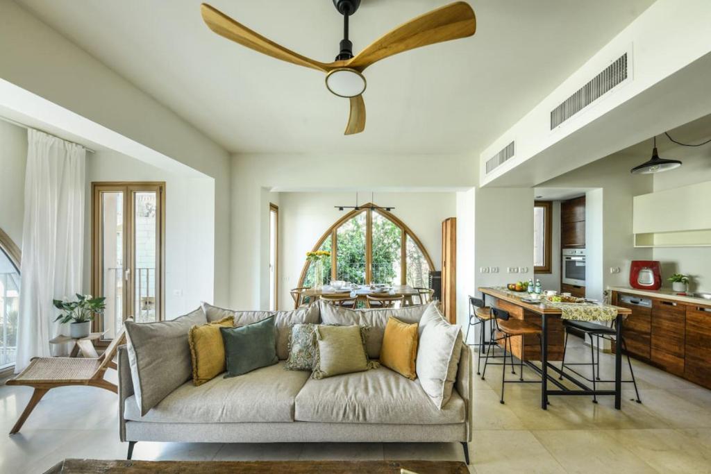 Breathtaking 3 BR Apt w Sea View in Central Jaffa with Mamad by Sea N' Rent, Tel Aviv