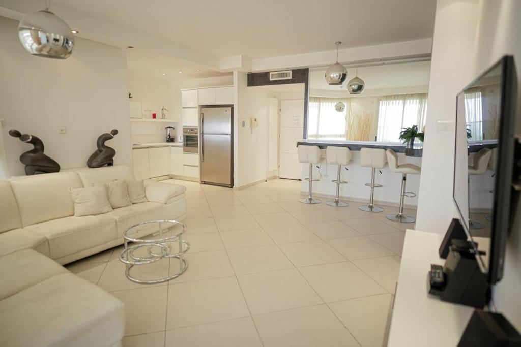 Red Sea View Apartment with Mamad by Sea N' Rent, Ejlat