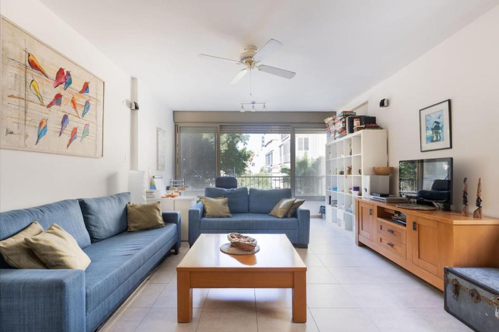 Cozy 3BR Apt w Big Windows 5 Min Walk From Beach with Shelter by Sea N' Rent, Tel Aviv