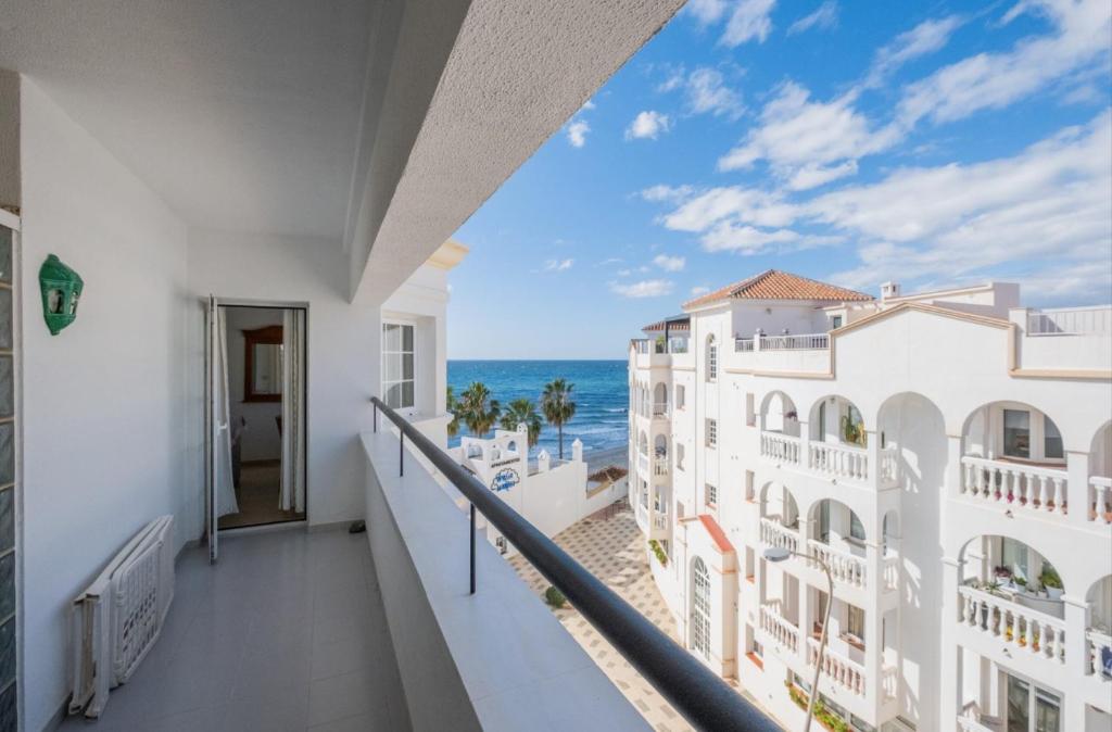 5 Chaparil Beach, Flat 3 with Sea Views - 4