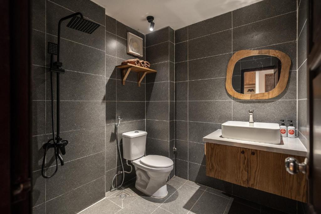 REDSUN Building with POOL, Hanoj