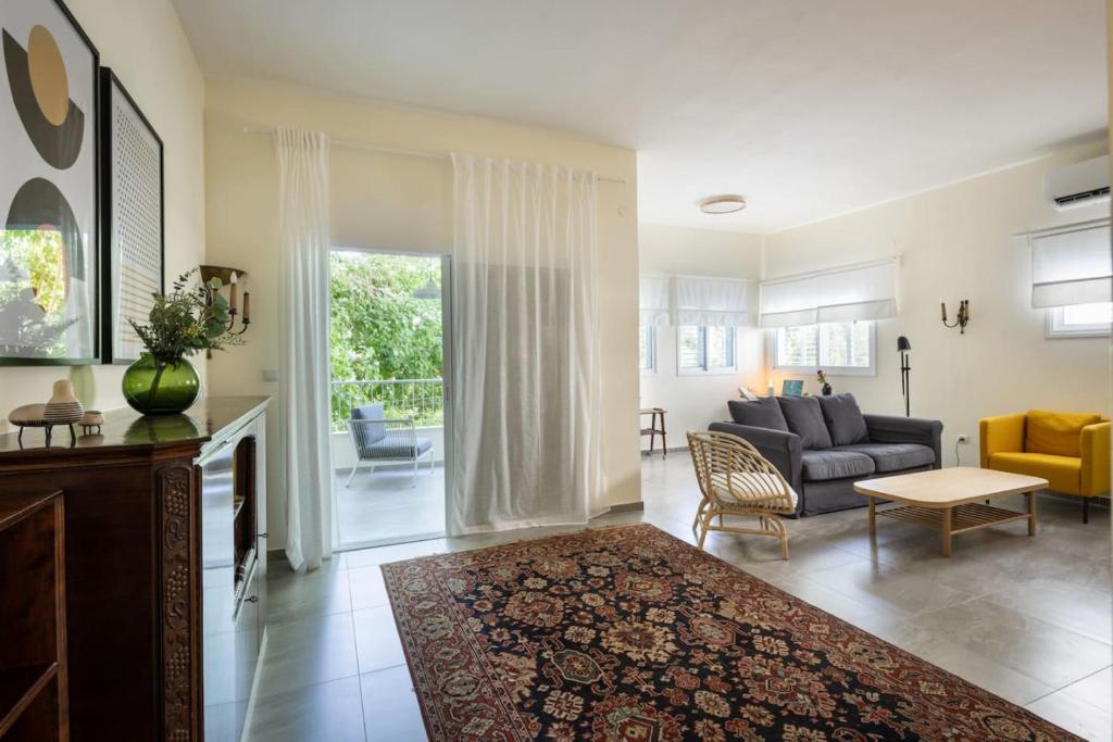 Eclectic Dreams Rabin Square Apt with Shelter by Sea N' Rent, Tel Aviv