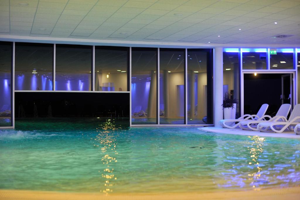 スイミングプール