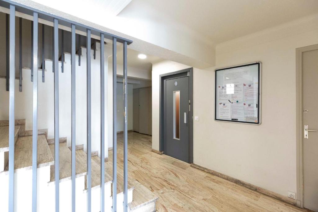 Center of Antibes spacious two-bedroom apartment with terrace and AC - 4