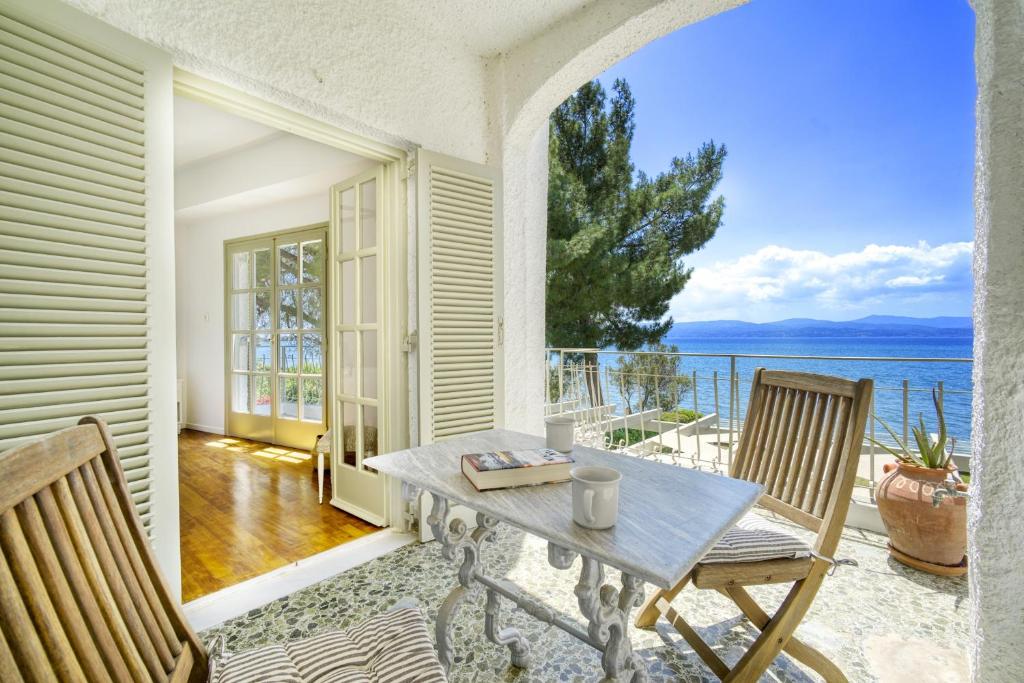 Salt & Stone Beachfront Retreat by Estia, Eretria