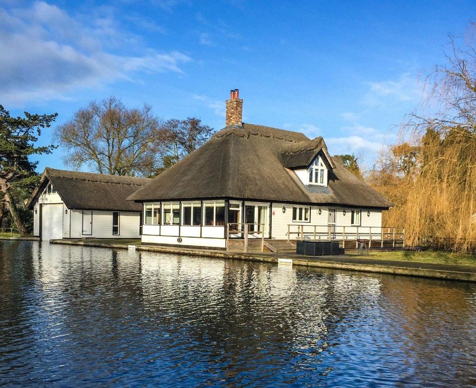 Riversmead Cottage in the center of the village of Horning on the Norfolk Broads, Horning
