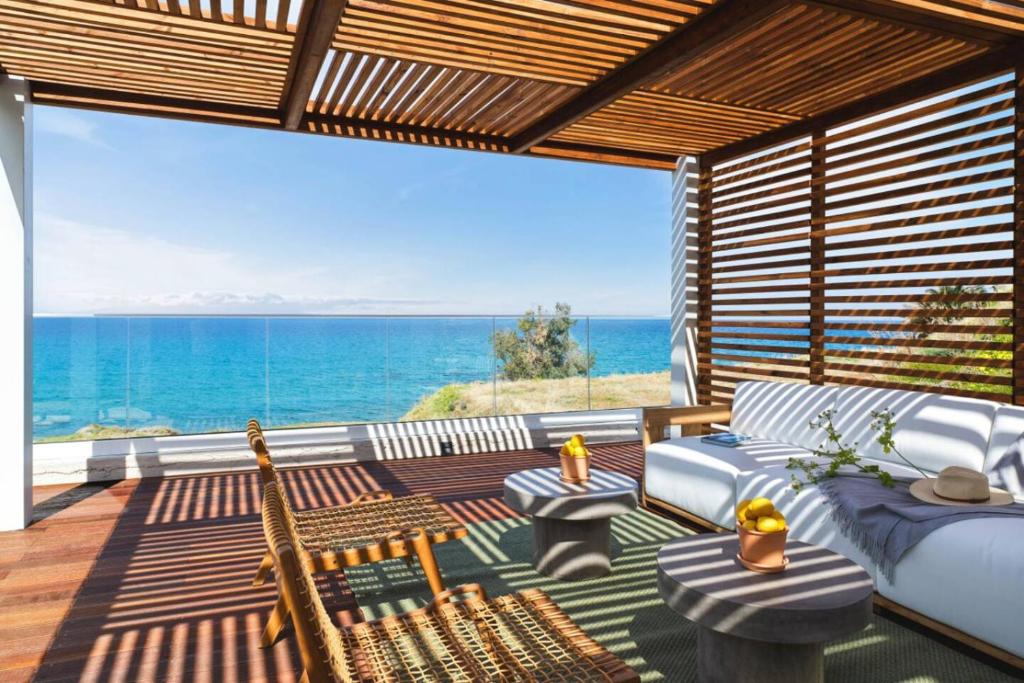 Villa Lara - Stylish Retreat with Beach Access, Pachyammos