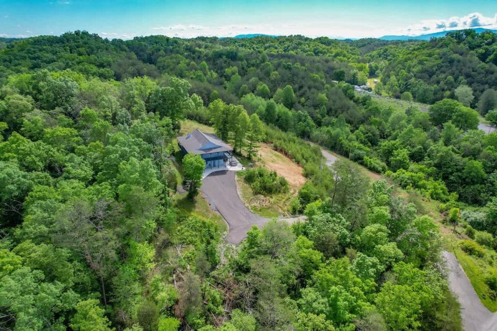 Log Cabin, View, Private 5 Acres, Hot Tub, Firepit, Family Retreat, 4BR 3BA, Sleeps 12, Sevierville