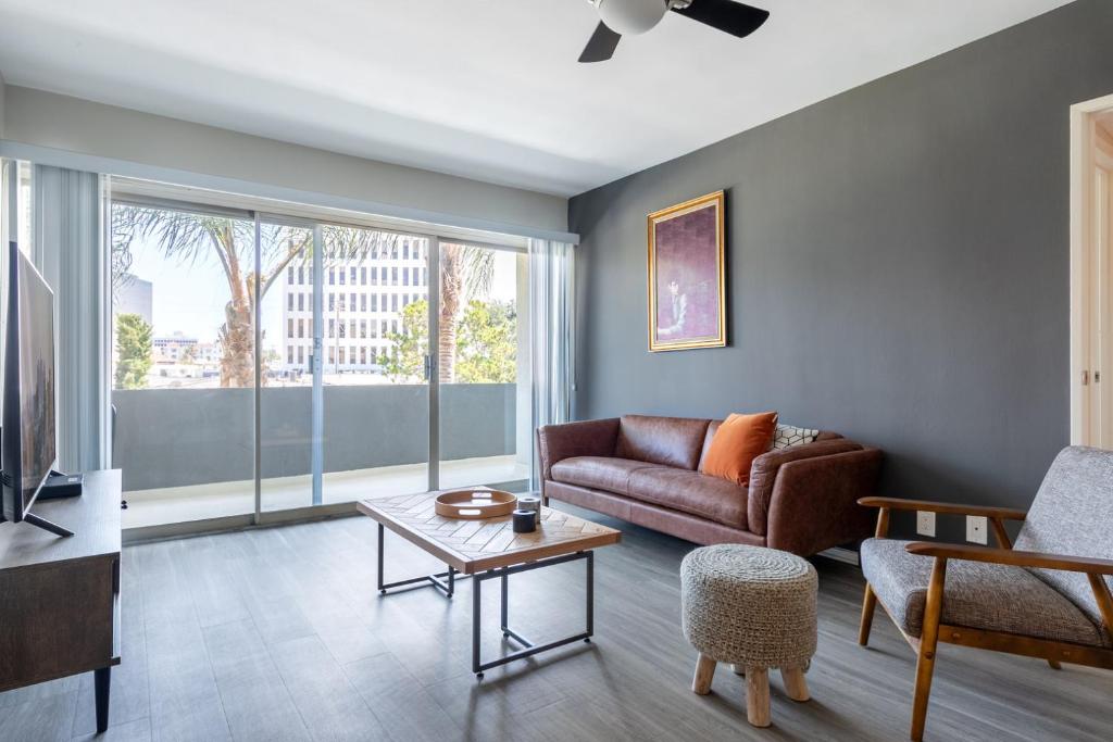 Brentwood 2BR w Outdoor Pool nr shops LAX-146, Los Angeles