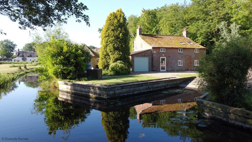 Wherry Cottage in Irstead on the Norfolk Broads, Neatishead