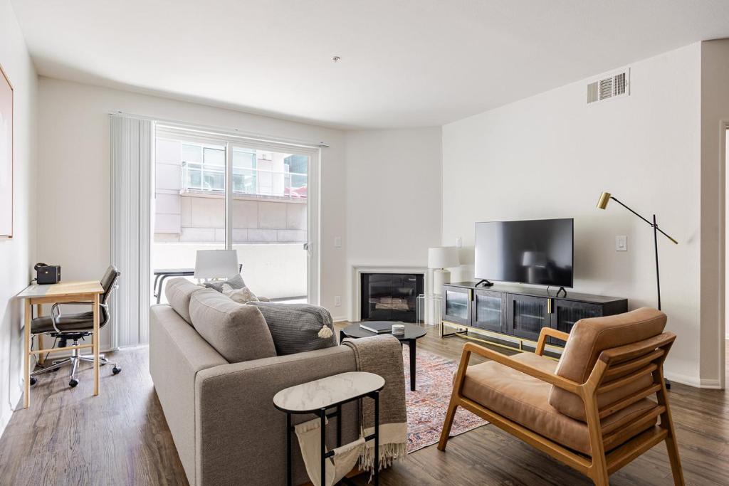 Blueground Venice pool wd nr beach LAX-1328, Los Angeles